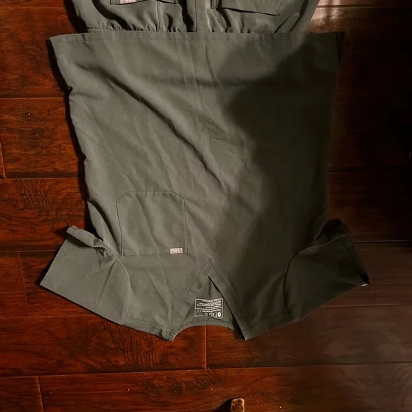 Figs Charcoal Sage technical Scrubs Top and Pant Woman’s Large - Picture 6 of 12